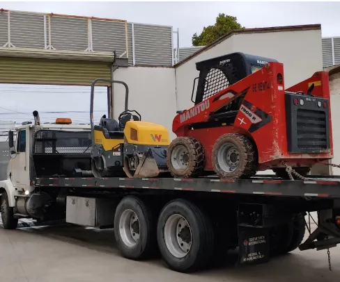Rodillo y minicargador Manitou sobre plataforma