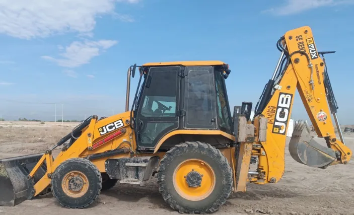 Retroexcavadora JCB en patio de obra
