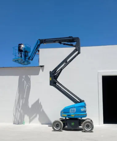 Brazo articulado Sinoboom trabajando en fachada